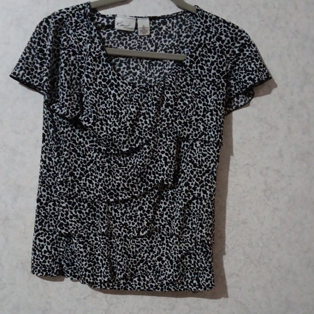 Black and White Fitted Blouse with Short Sleeves